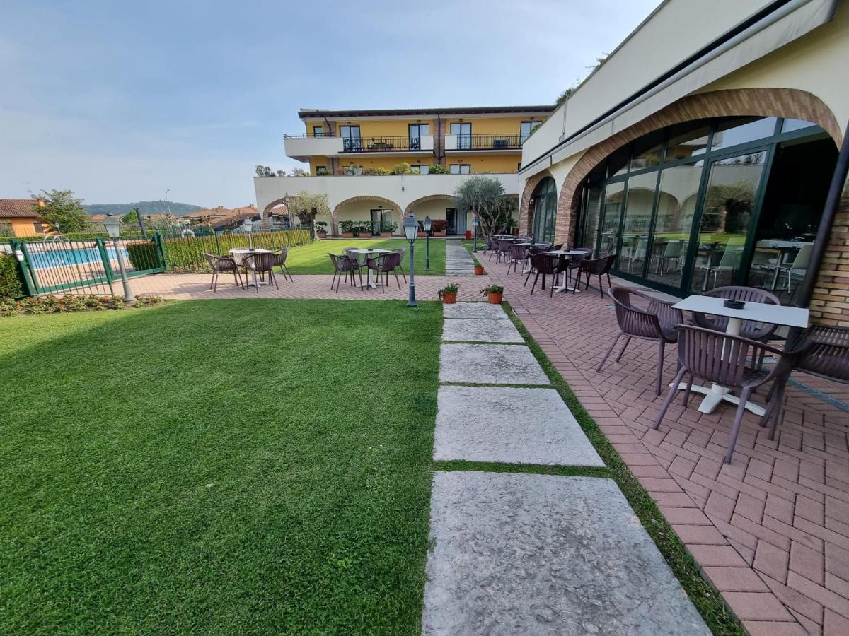 Le Terrazze Sul Lago Hotel & Residence パデンゲ・スル・ガルダ エクステリア 写真